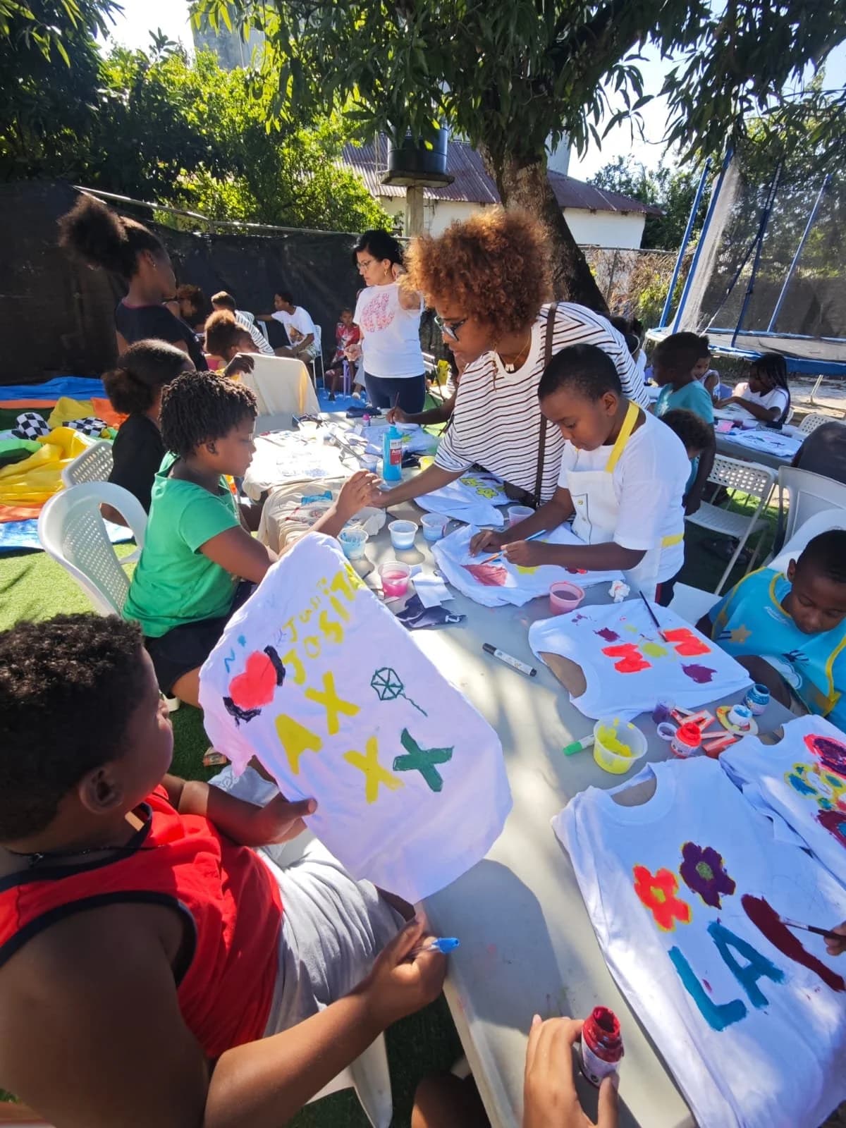 Niños disfrutando de una actividad organizada en Dulce Vida
