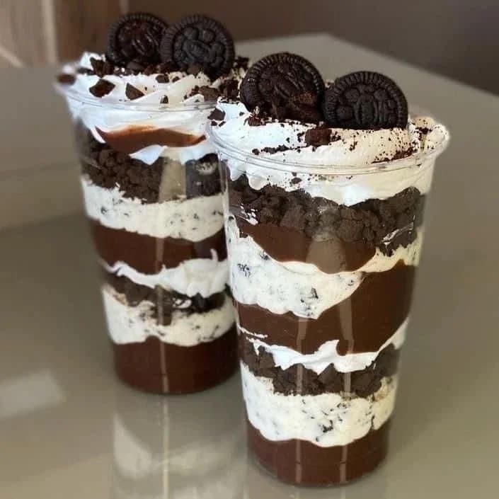 Dos vasos de crema de oreo con galletas, hechos en Dulce Vida